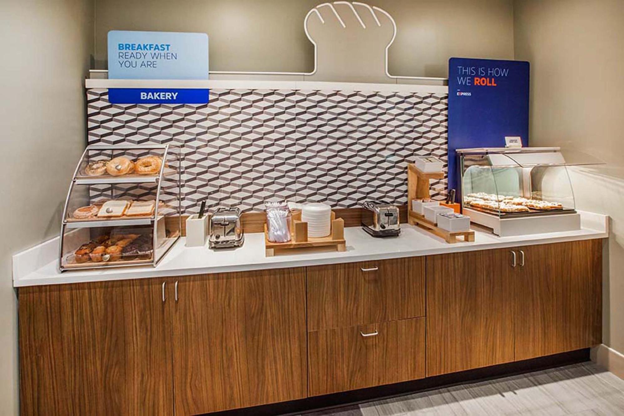 Holiday Inn Express Hotel & Suites Greensboro - Airport Area By Ihg Εξωτερικό φωτογραφία