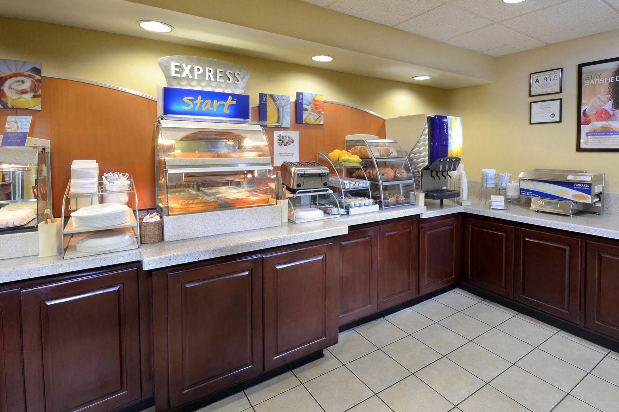 Holiday Inn Express Hotel & Suites Greensboro - Airport Area By Ihg Εξωτερικό φωτογραφία