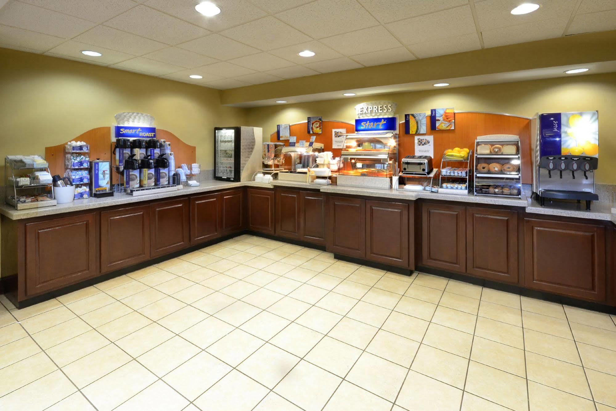 Holiday Inn Express Hotel & Suites Greensboro - Airport Area By Ihg Εξωτερικό φωτογραφία